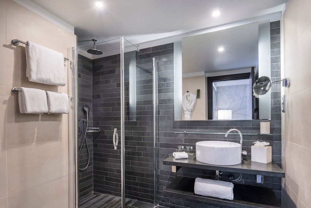 Renaissance Paris Arc de Triomphe Hotel Room, 1 Queen Bed, Garden View 9