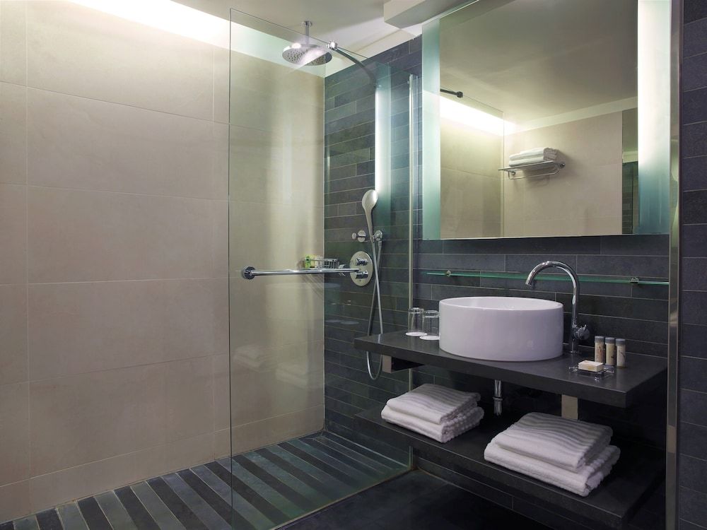 Renaissance Paris Arc de Triomphe Hotel Room, 1 Queen Bed, Garden View 11