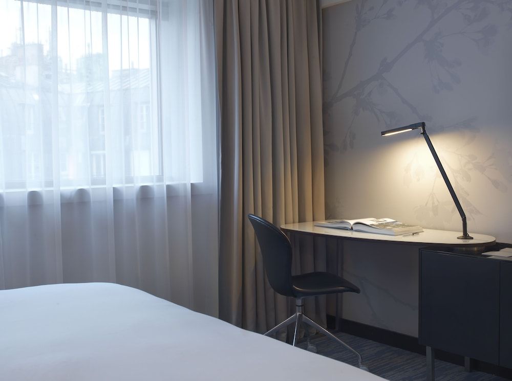 Renaissance Paris Arc de Triomphe Hotel Room, 1 Queen Bed, Garden View 15