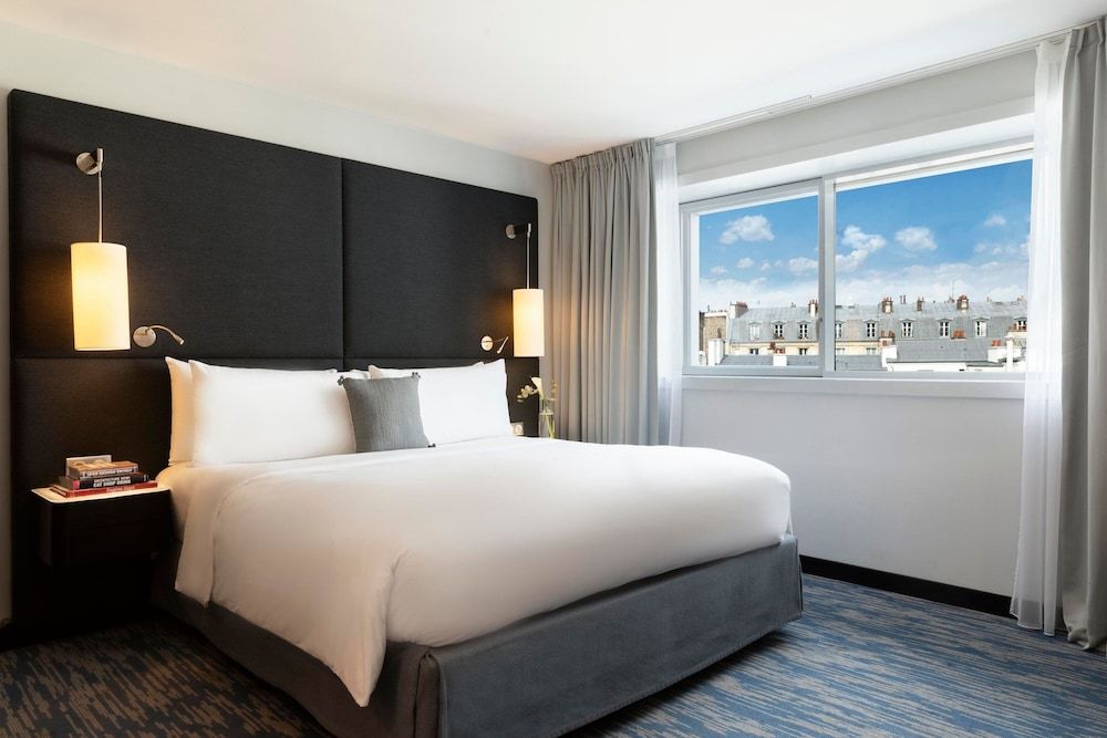 Renaissance Paris Arc de Triomphe Hotel Room, 1 Queen Bed, Garden View 2