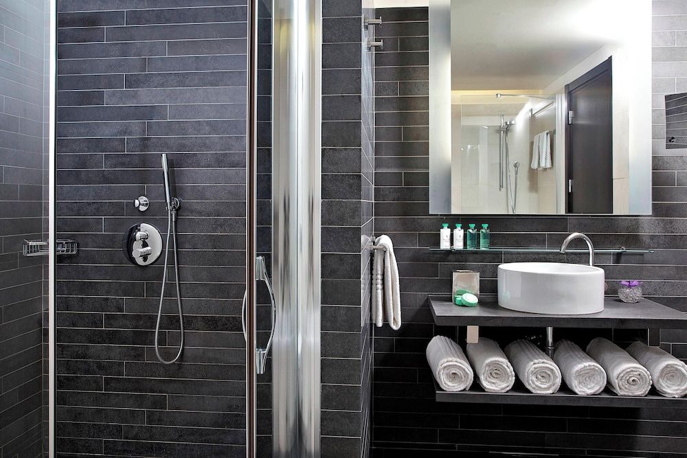 Renaissance Paris Arc de Triomphe Hotel Room, 1 Queen Bed, Garden View 8