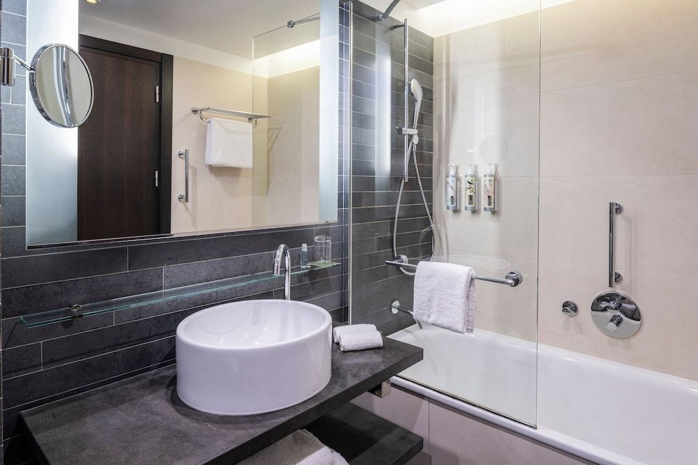 Renaissance Paris Arc de Triomphe Hotel Room, 1 Queen Bed, Garden View 13