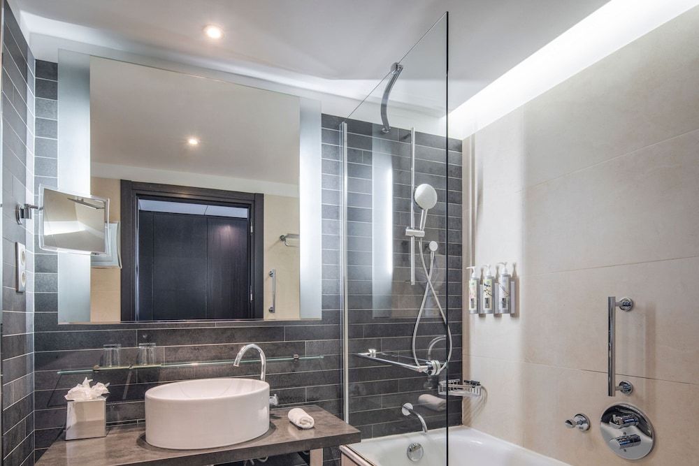 Renaissance Paris Arc de Triomphe Hotel Room, 1 Queen Bed, Garden View 10