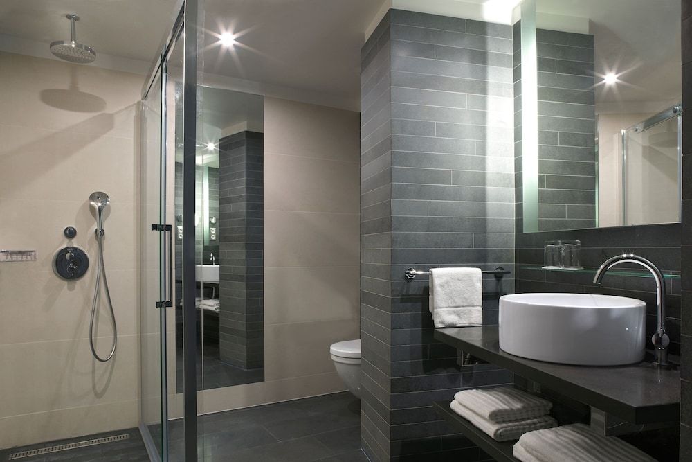 Renaissance Paris Arc de Triomphe Hotel Room, 1 Queen Bed, Garden View 7