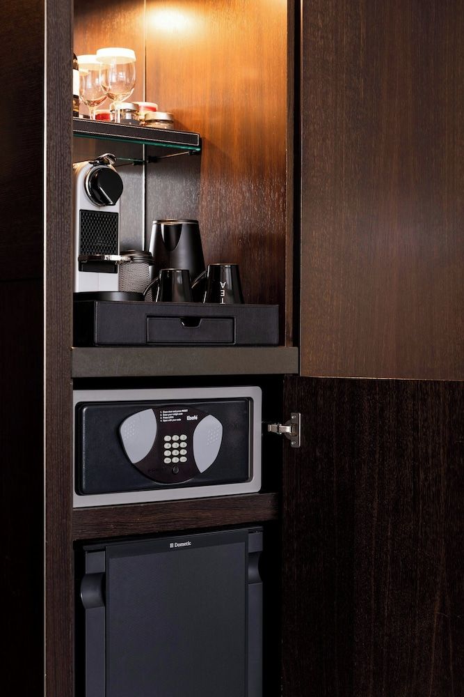 Renaissance Paris Arc de Triomphe Hotel Room, 1 Queen Bed, Garden View 14