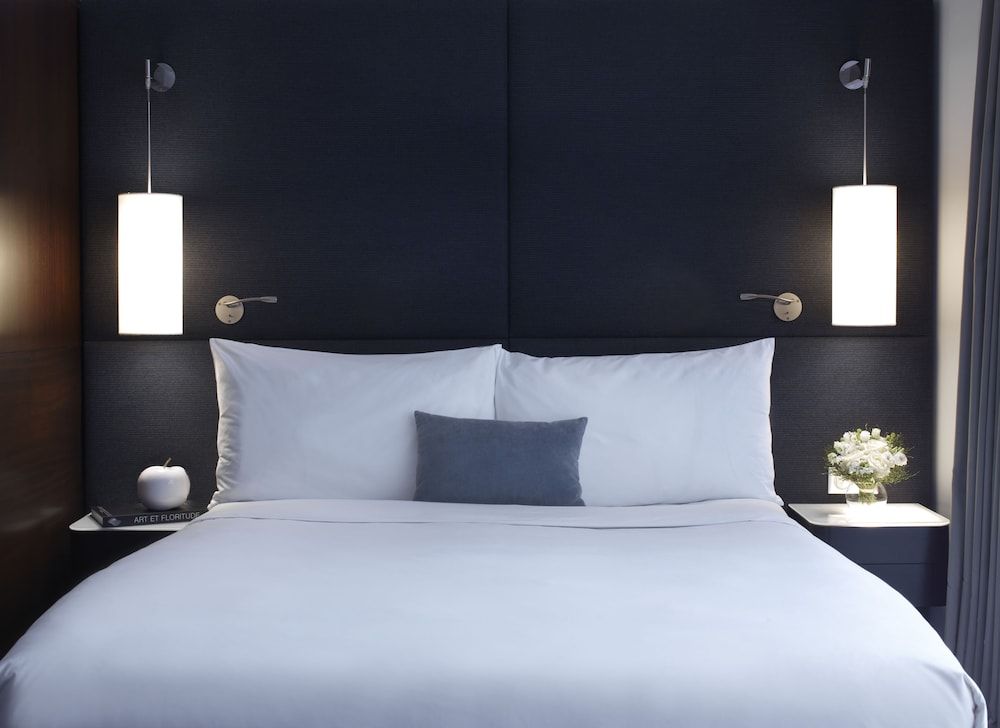 Renaissance Paris Arc de Triomphe Hotel Room, 1 Queen Bed, Garden View 5