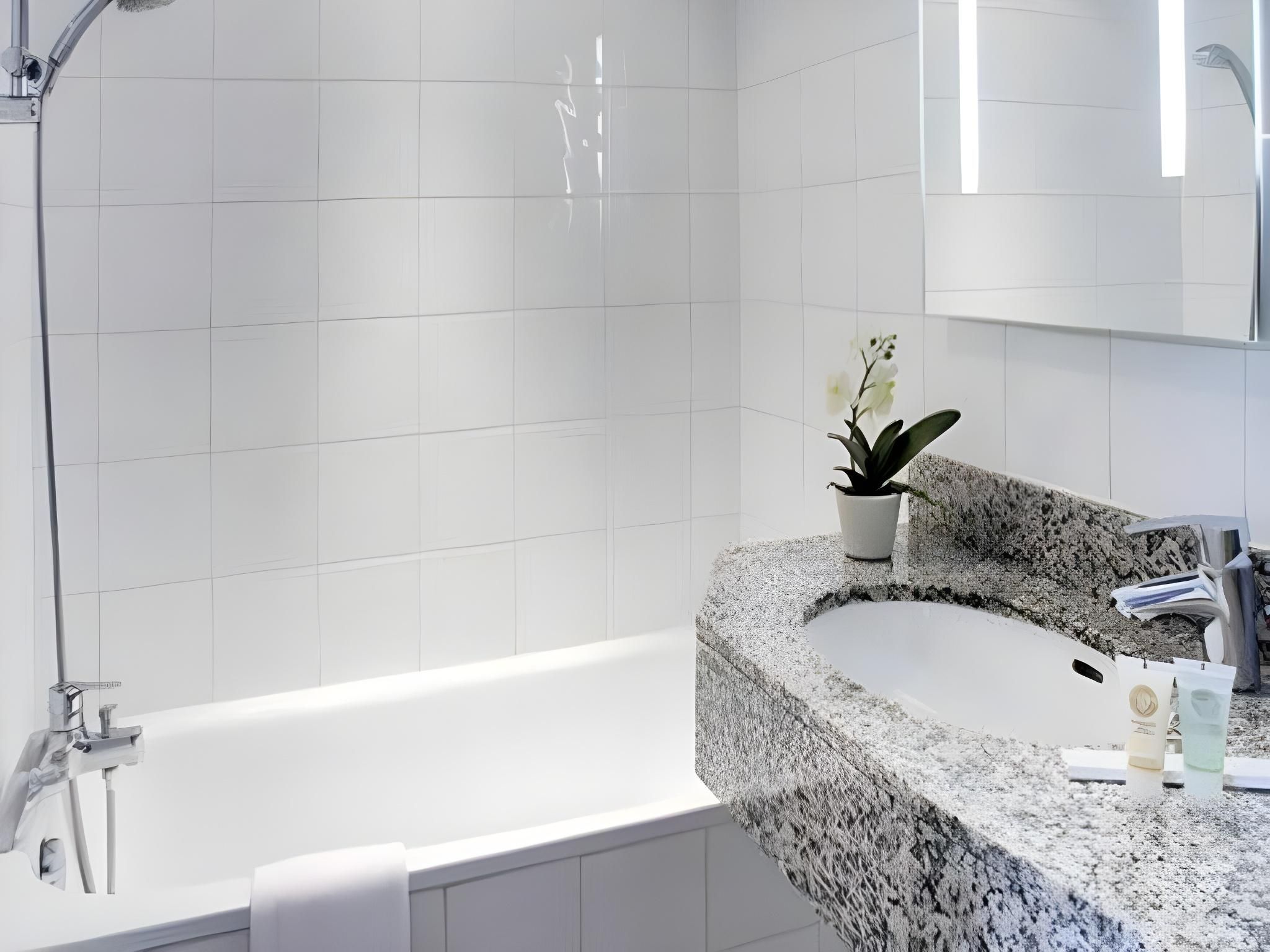 Neuville Arc de Triomphe Classic Double Room 3