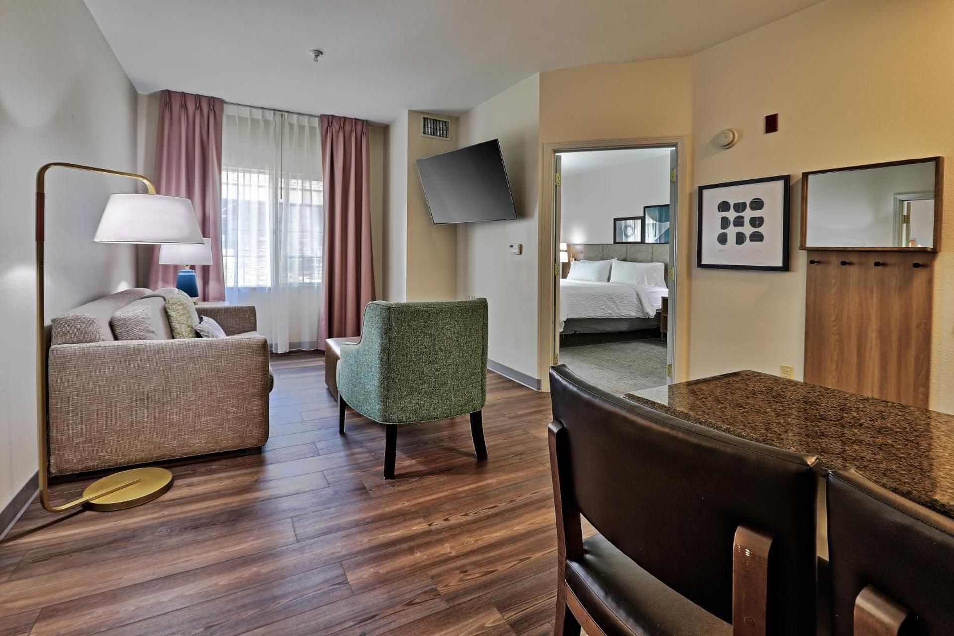 Deluxe Suite with Roll-in Shower - Hearing Accessible