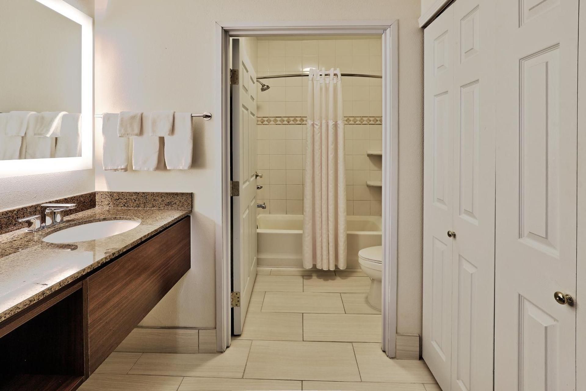 2 Bedroom Suite 1 King 2 Double