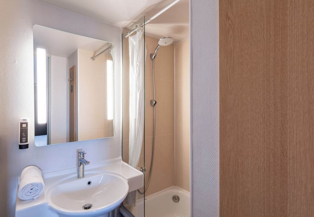 B&B HOTEL Lille Seclin Unexpo Quadruple Non-Smoking Room 8