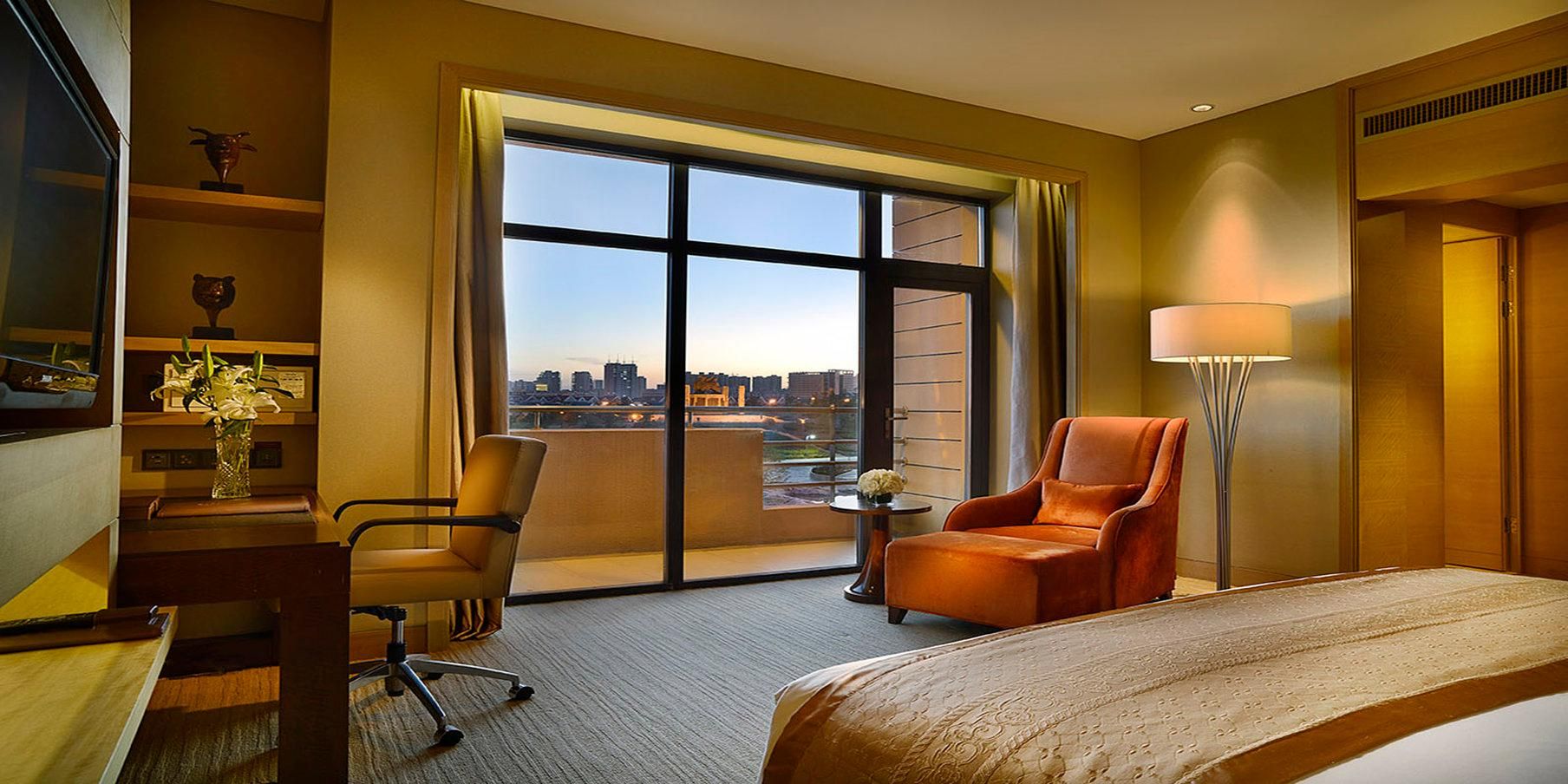 1 King Bed Premium Lounge Access Balcony