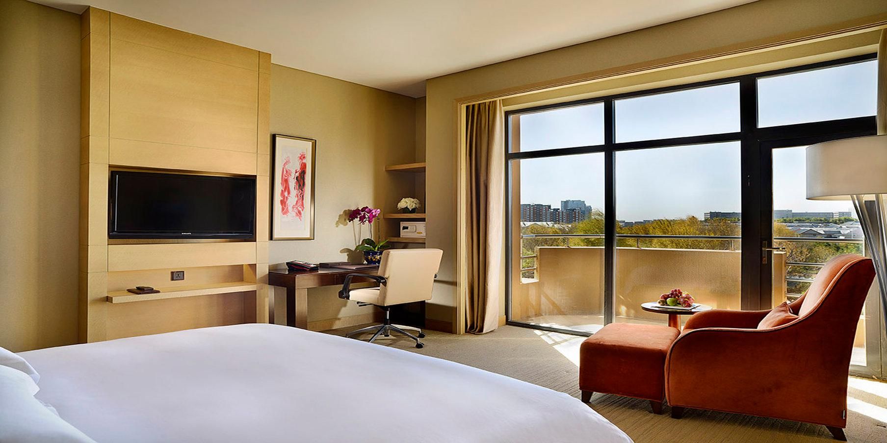 1 King bed Premium Lounge Access