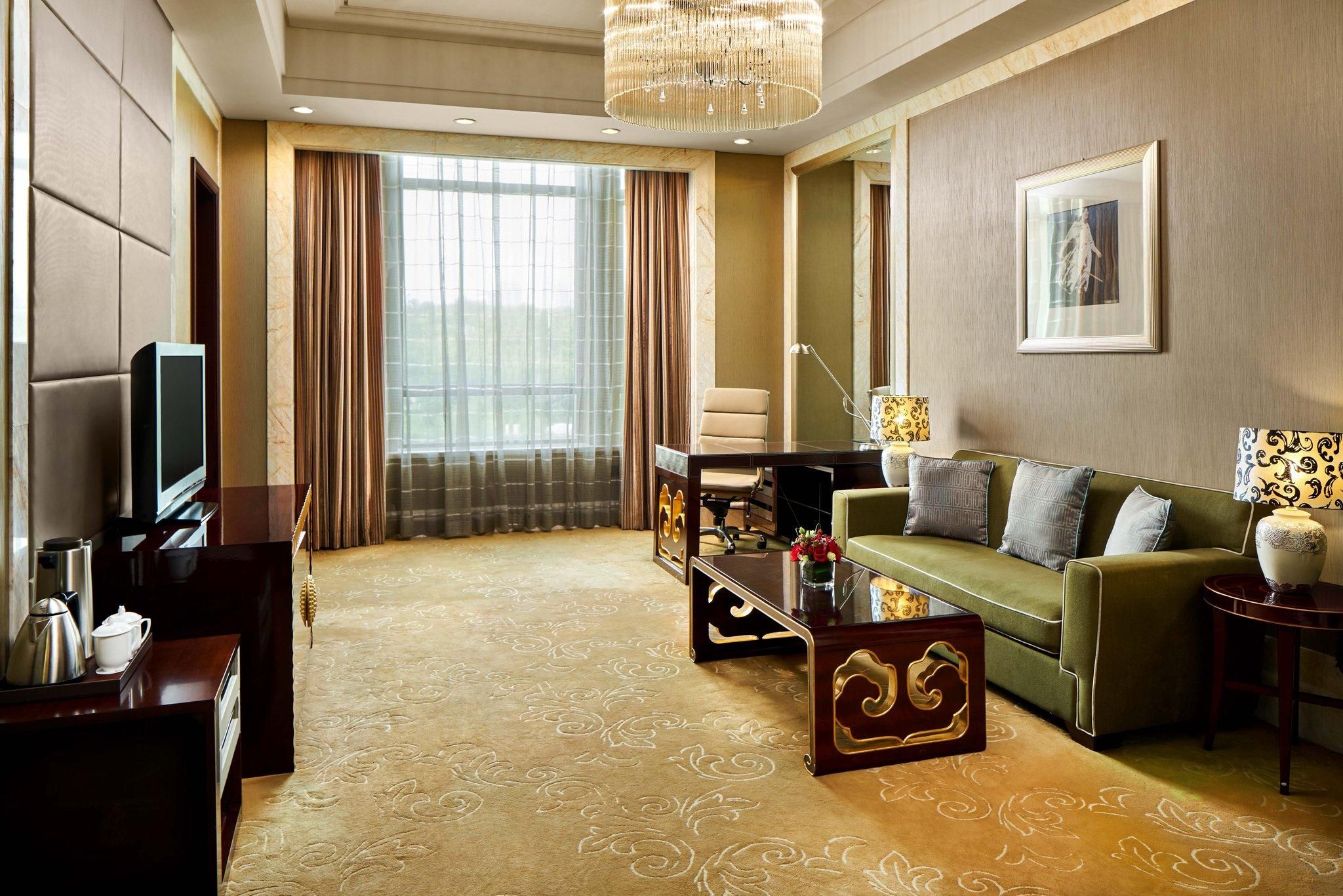 1 King 1 Bedroom Suite Lounge Access