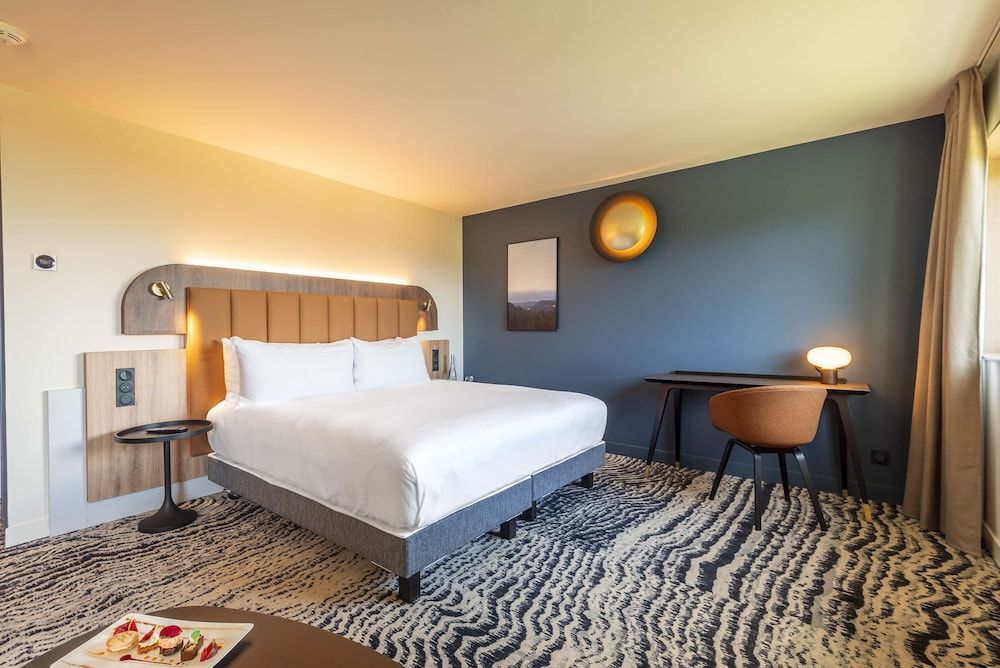 Junior Suite, 1 King Bed, Lake View