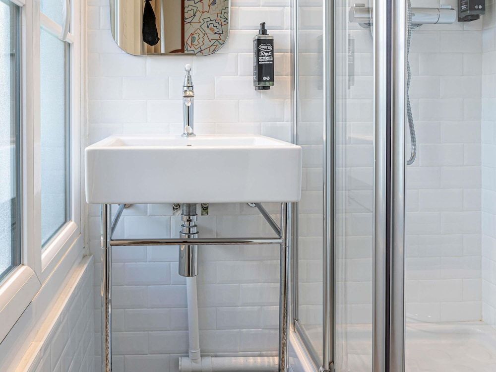 ibis Styles Paris Eiffel Cambronne Standard Room, 2 Twin Beds 5