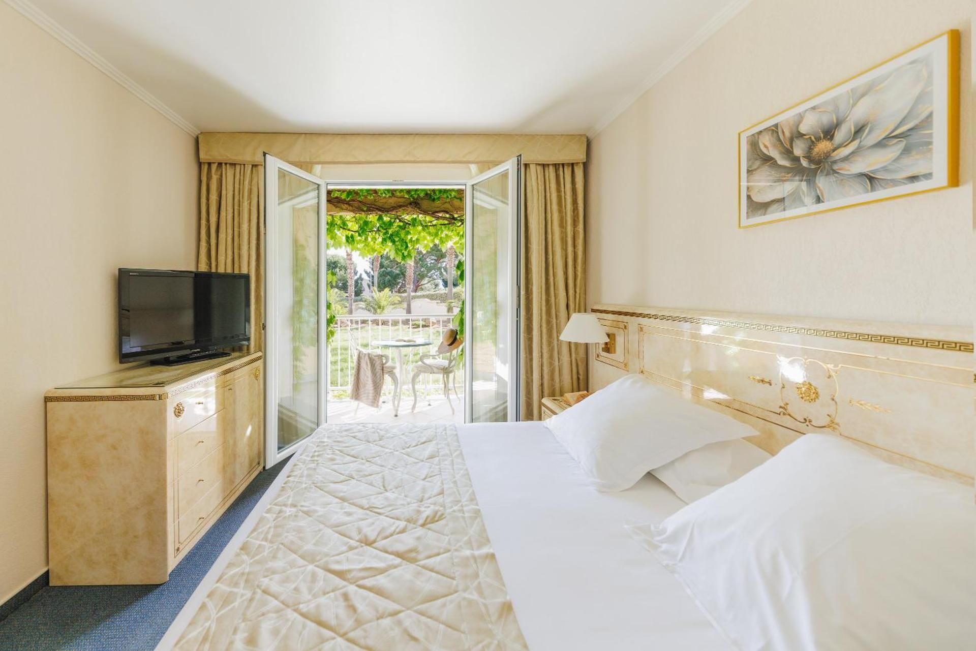 Classic Room - Garden View