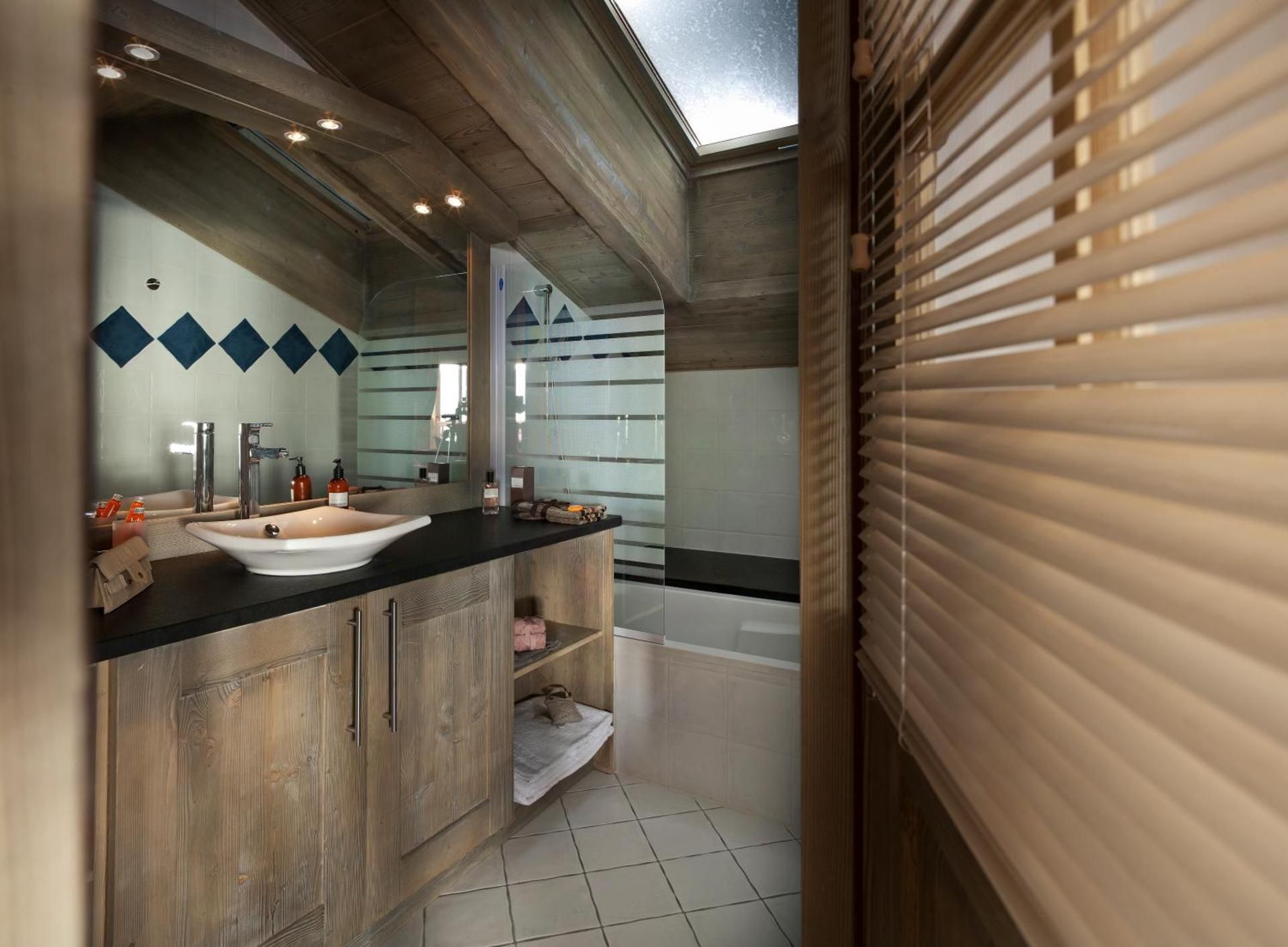 Two-Bedroom Apartment with Spa Access (6 Adults)