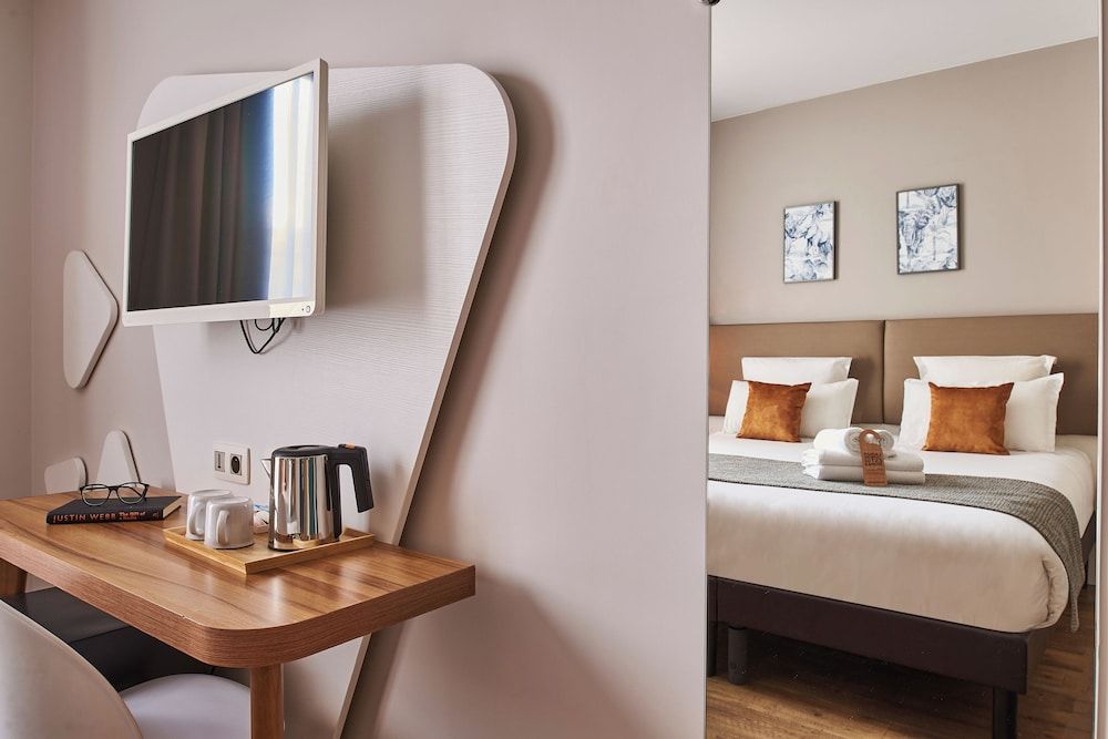 undefined Hôtel Magenta 38 by Happyculture 6