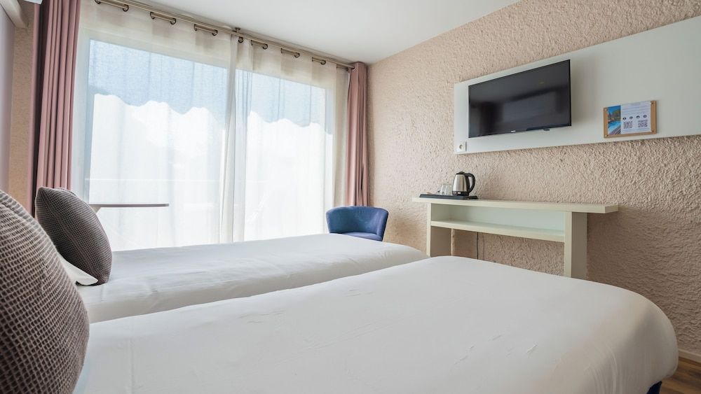 Twin Room (Tribord)