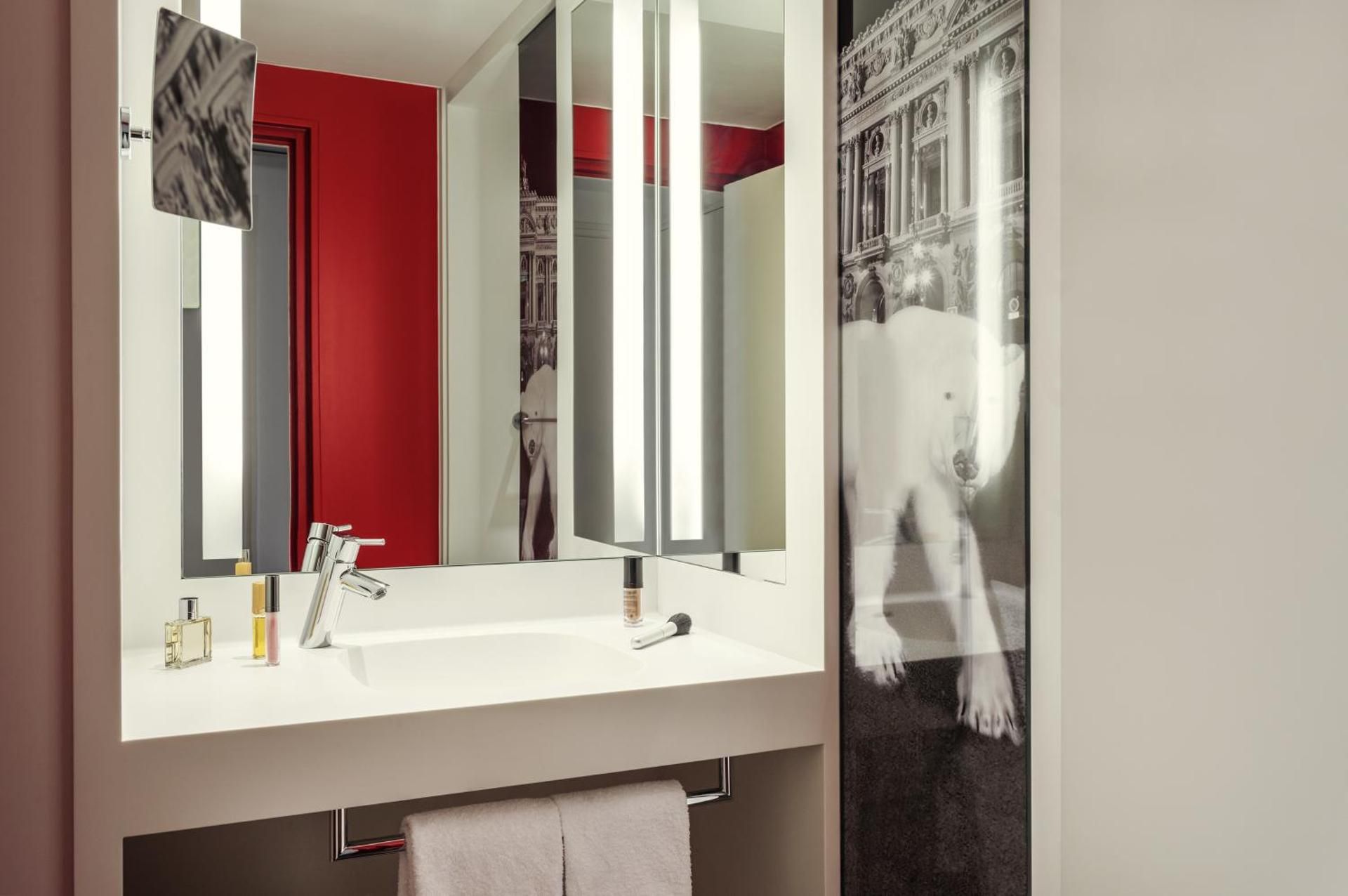 Mercure Paris Opéra Louvre Classic Double Bed 3