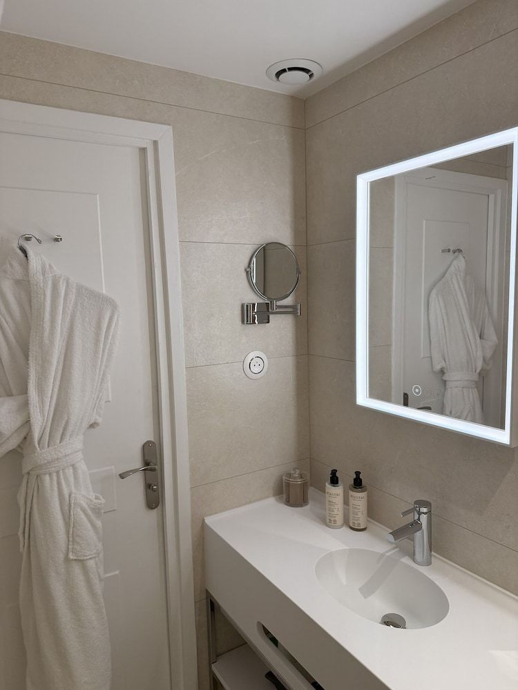 Chalgrin Boutique Hotel Superior Room 3