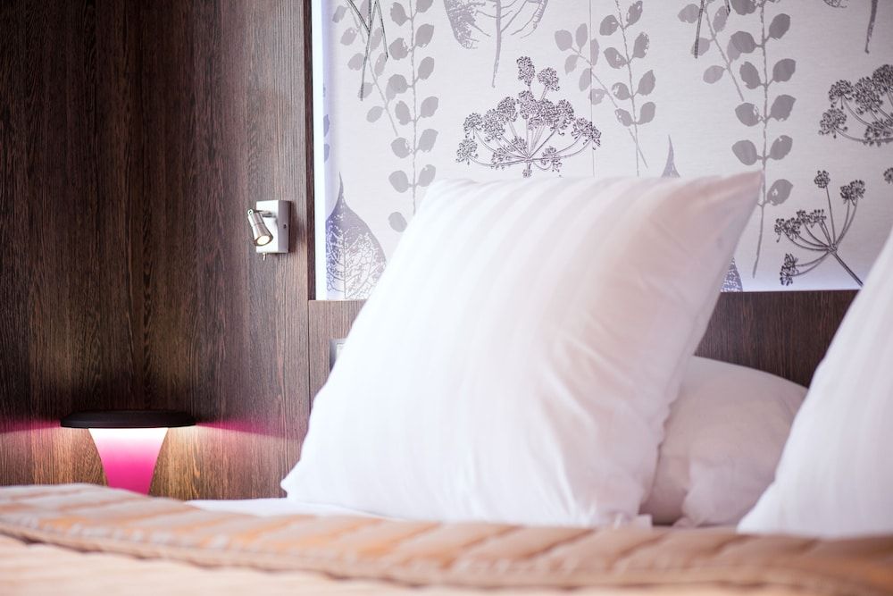 Best Western Premier Le Patio des Artistes Superior Twin Room, City View 3