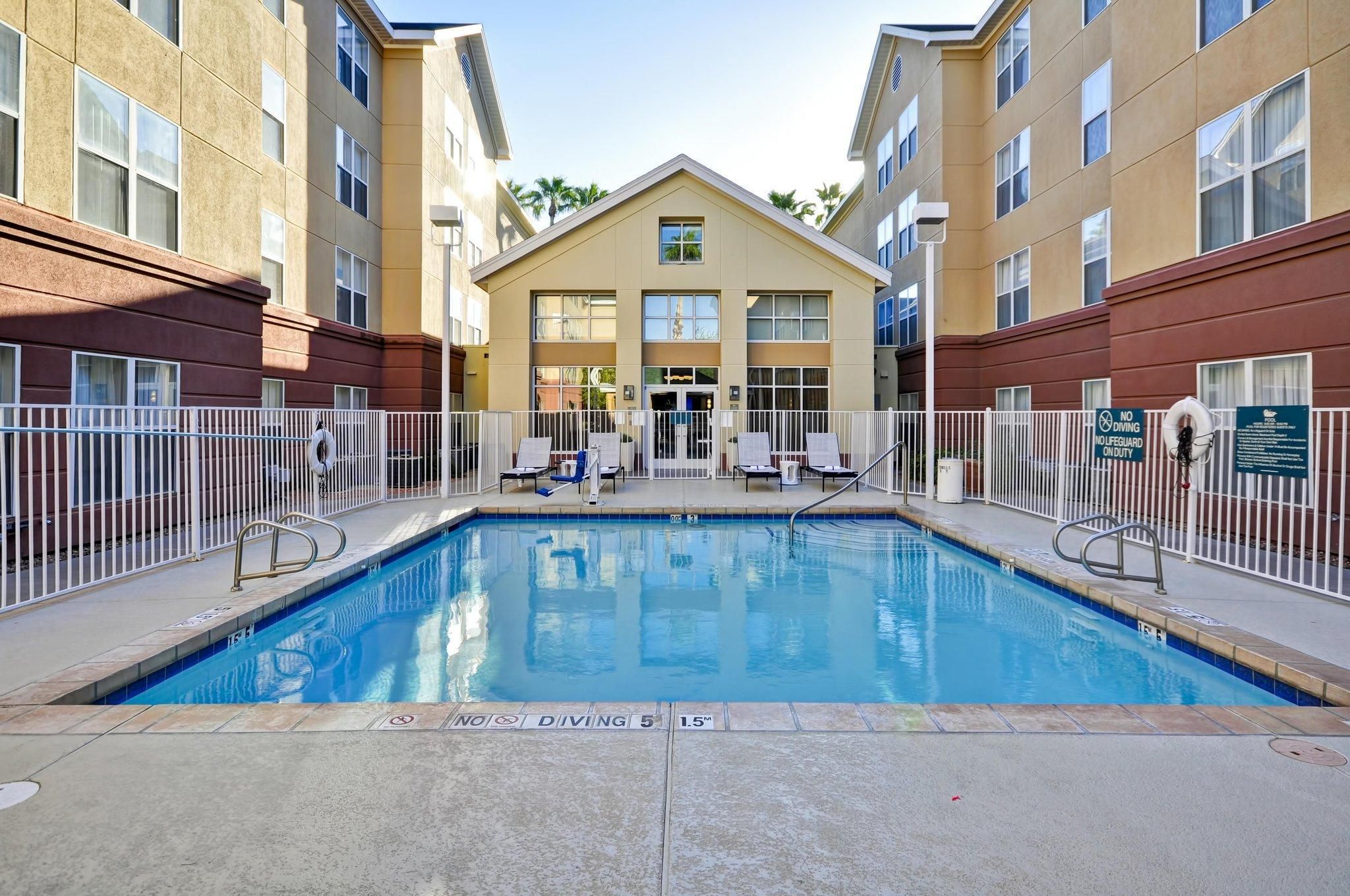 swimming pool [outdoor]
