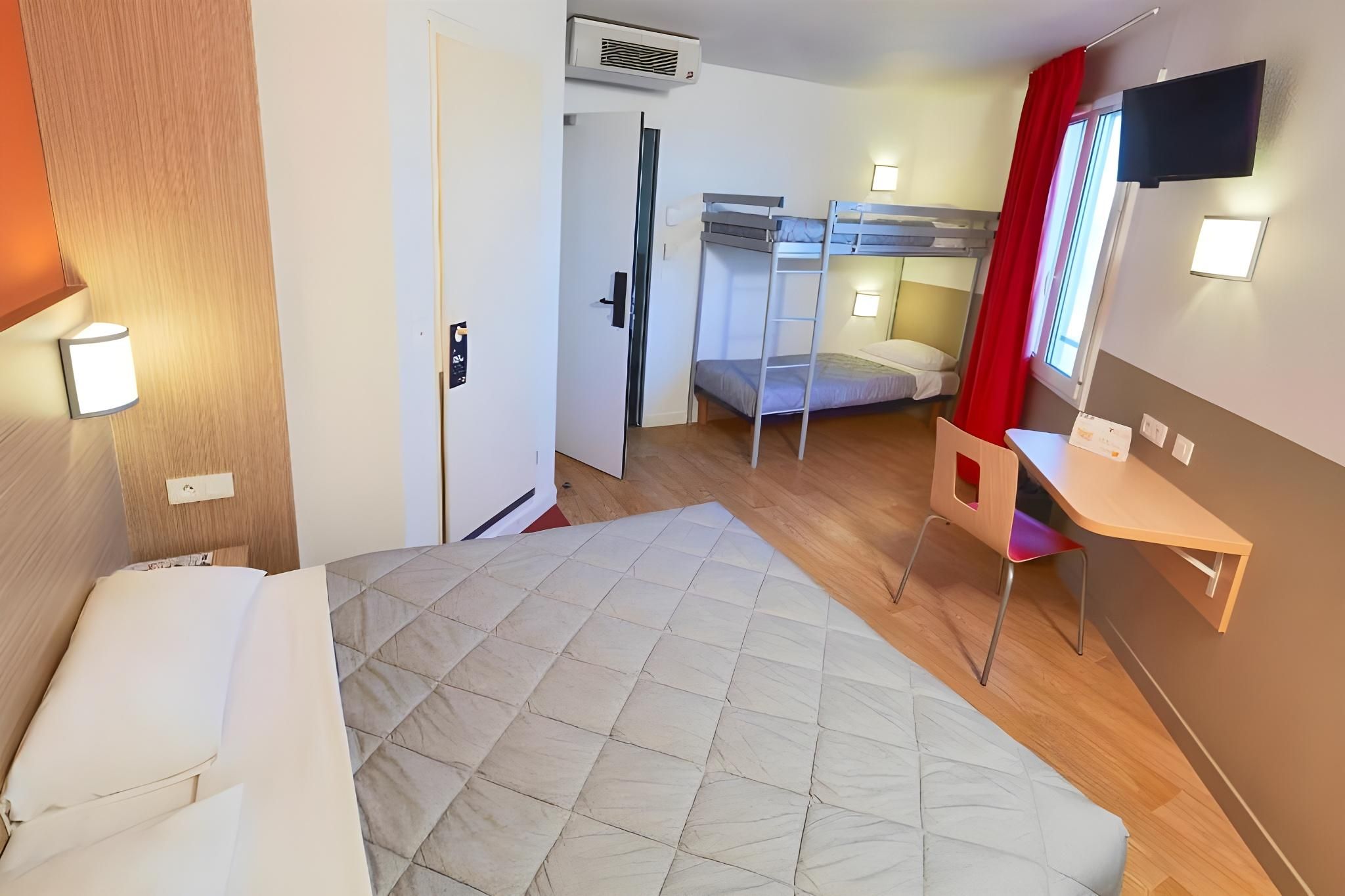Quadruple Room with 1 Double Bed and 2 Single Beds