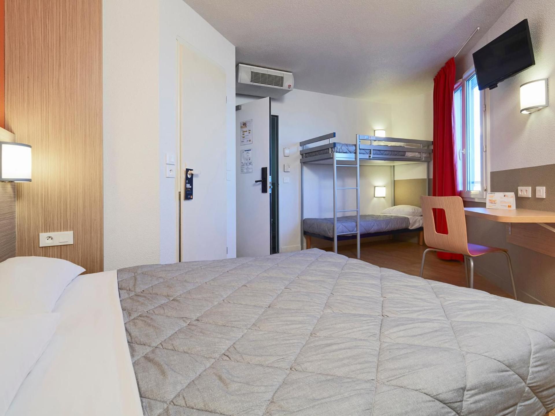Quadruple Room with 1 Double Bed and 2 Single Beds