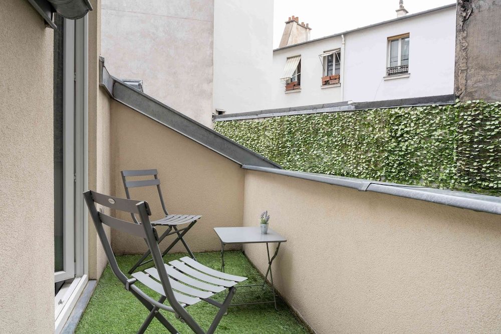 Hôtel George - Astotel Triple Room, terrace - Free soft minibar, courtesy tray, Chromecast - Digital press 5