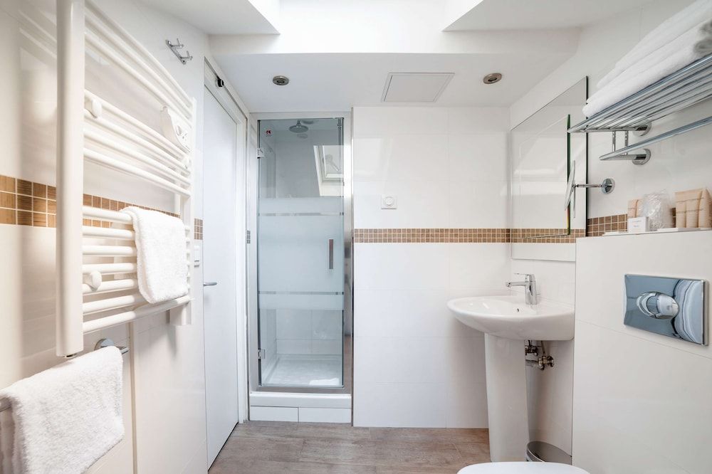 Hôtel George - Astotel Triple Room, terrace - Free soft minibar, courtesy tray, Chromecast - Digital press 6