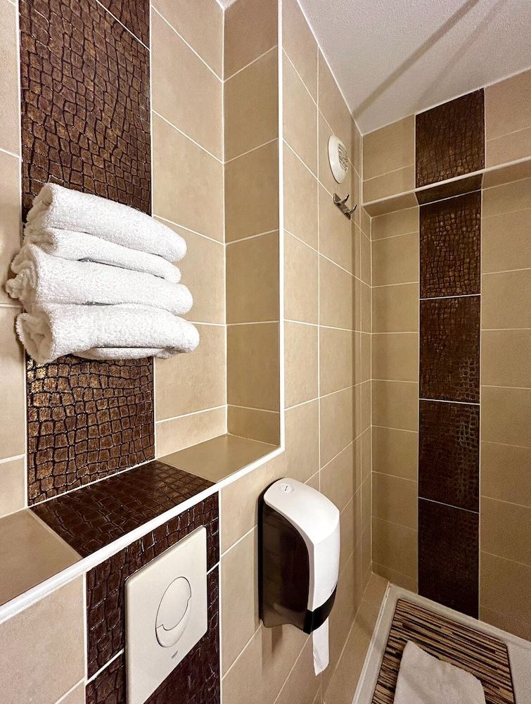 Kyriad Montpellier Centre - Antigone Standard Room, Multiple Beds 5