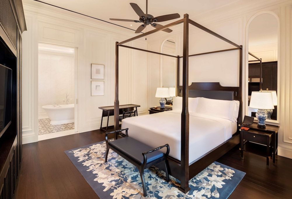 Suite, 1 King Bed (Palm Court)