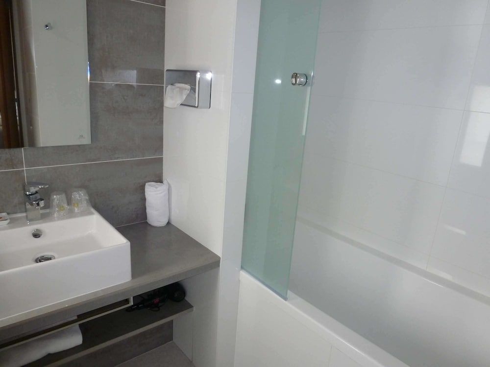 Best Western Plus Le Lavarin Family Room, 1 Queen Bed, Non Smoking (Sofabed is a double bed;Larger Room) 6