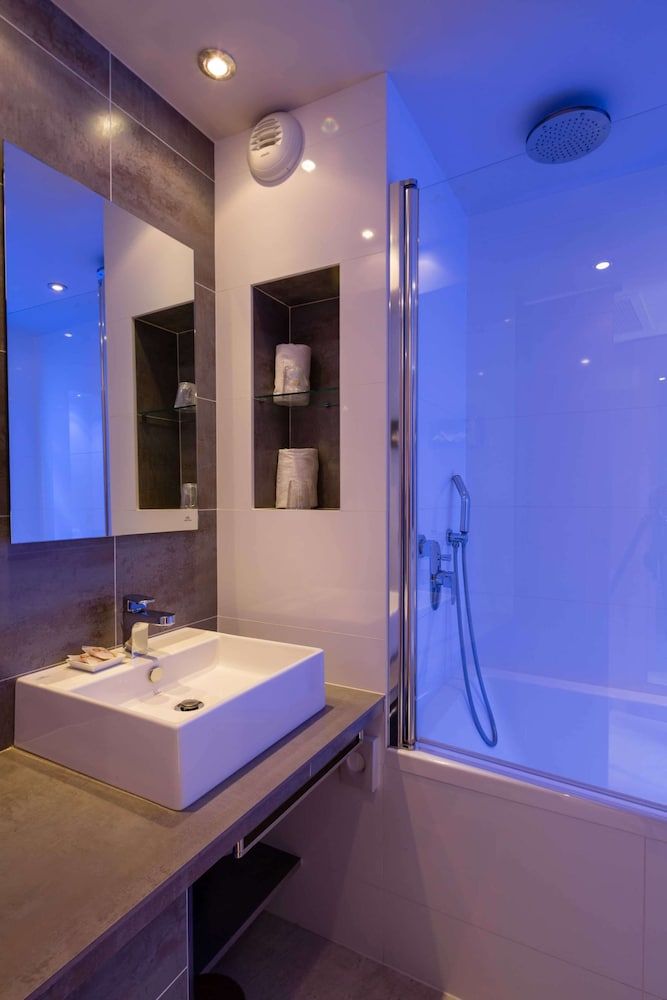 Best Western Plus Le Lavarin Superior Room, 1 King Bed, Non Smoking, Balcony 7