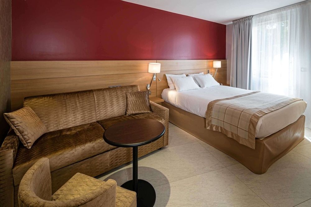 Best Western Plus Le Lavarin Family Room, 1 Queen Bed, Non Smoking (Sofabed is a double bed;Larger Room) 4