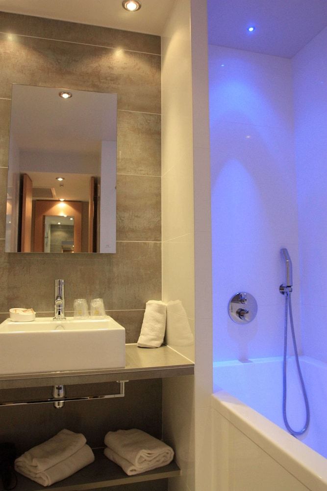 Best Western Plus Le Lavarin Superior Room, 1 King Bed, Non Smoking, Balcony 8