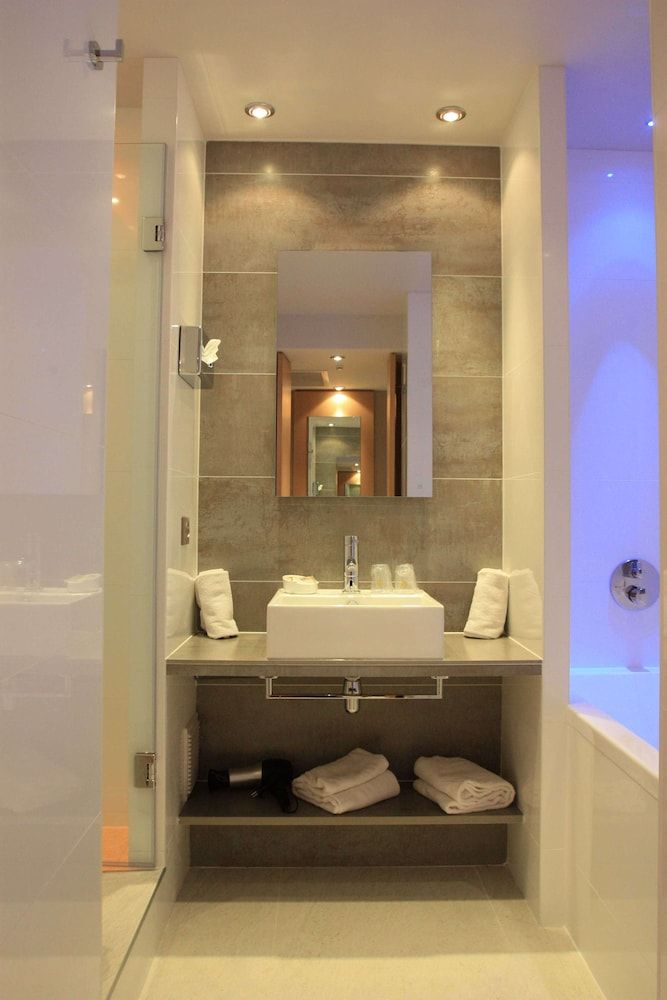 Best Western Plus Le Lavarin Family Room, Multiple Beds, Non Smoking, Connecting Rooms 8