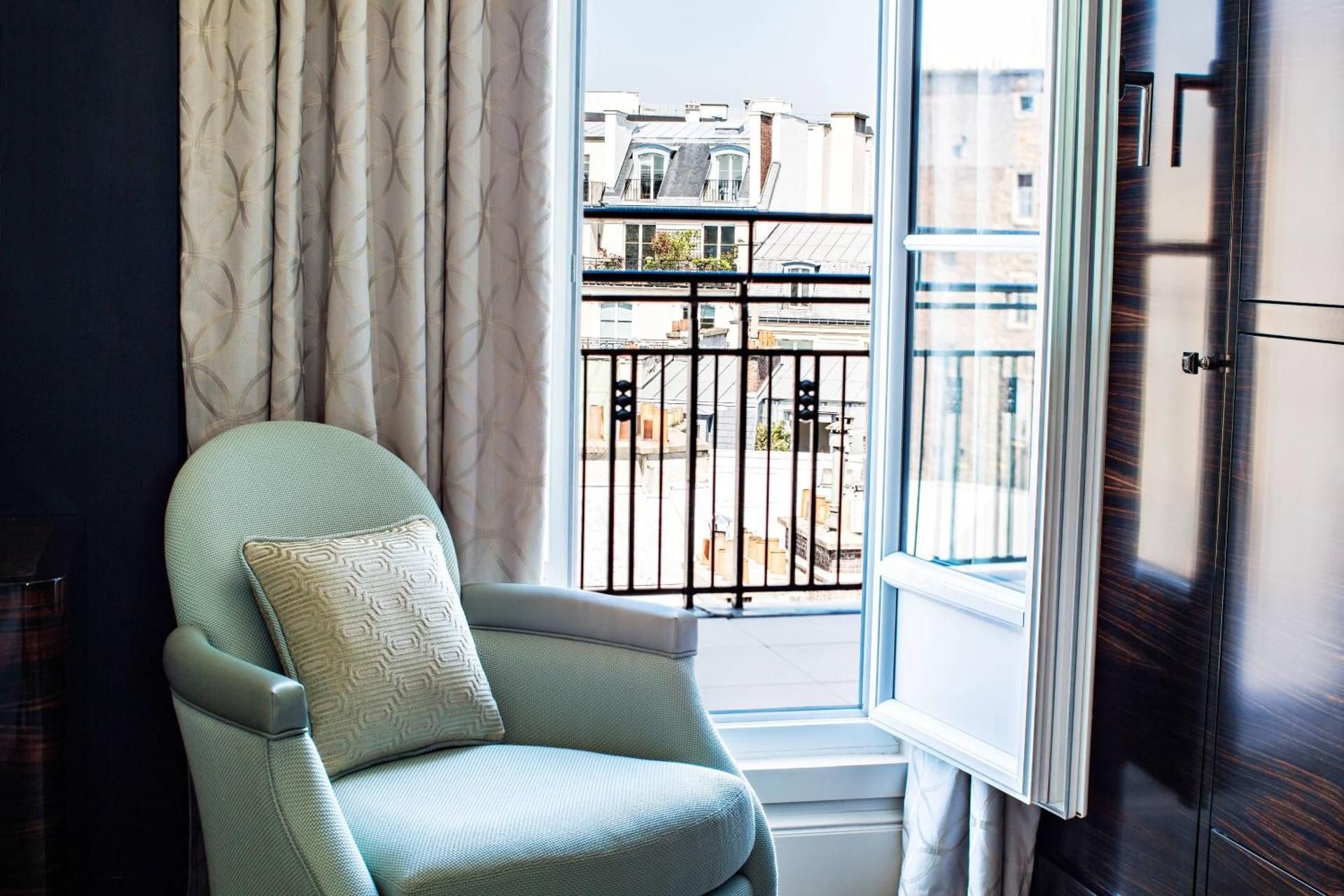Art Deco Deluxe Balcony Street, Guest room, 1 Super King, City view, Balcony