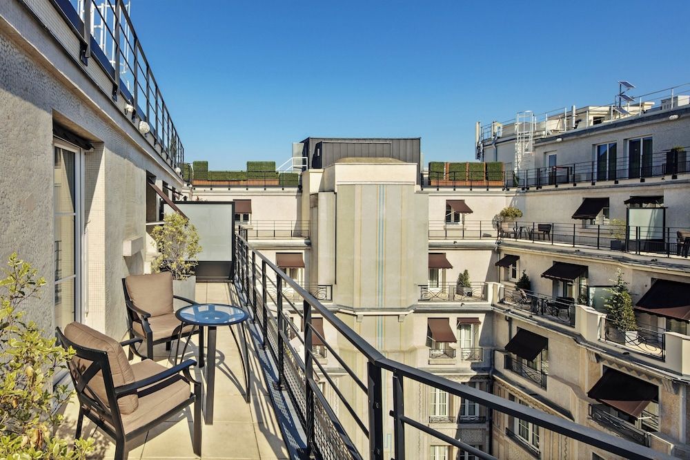 Art Dco Deluxe Balcony Street