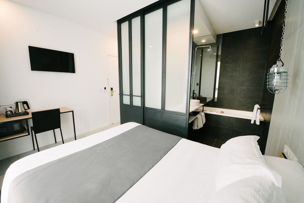 Atypik Hôtel Double Room (Private Spa access 45 min) 14