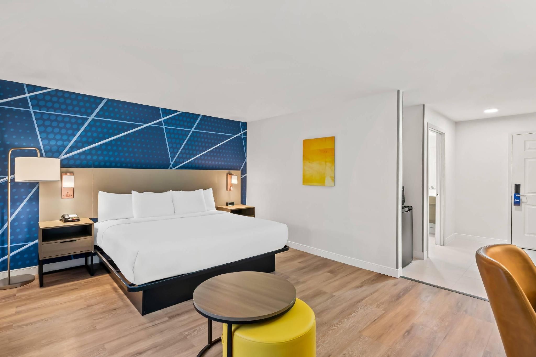 1 King Bed, Suite, Nonsmoking, Accessible