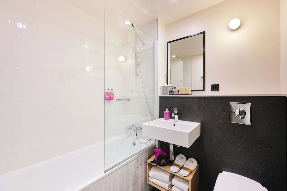 Moxy Paris Bastille France Room, 2 Twin Beds (Moxy Sleeper) 5