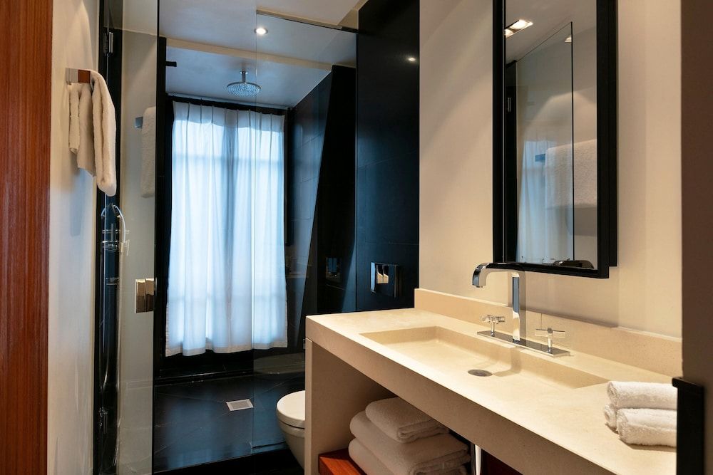 Le Metropolitan Paris Tour Eiffel, a Tribute Portfolio Hotel Superior Room, 2 Twin Beds, Non Smoking 4