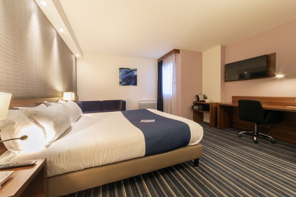 Standard Room, 1 Queen Bed, Accessible (Free Breakfast)