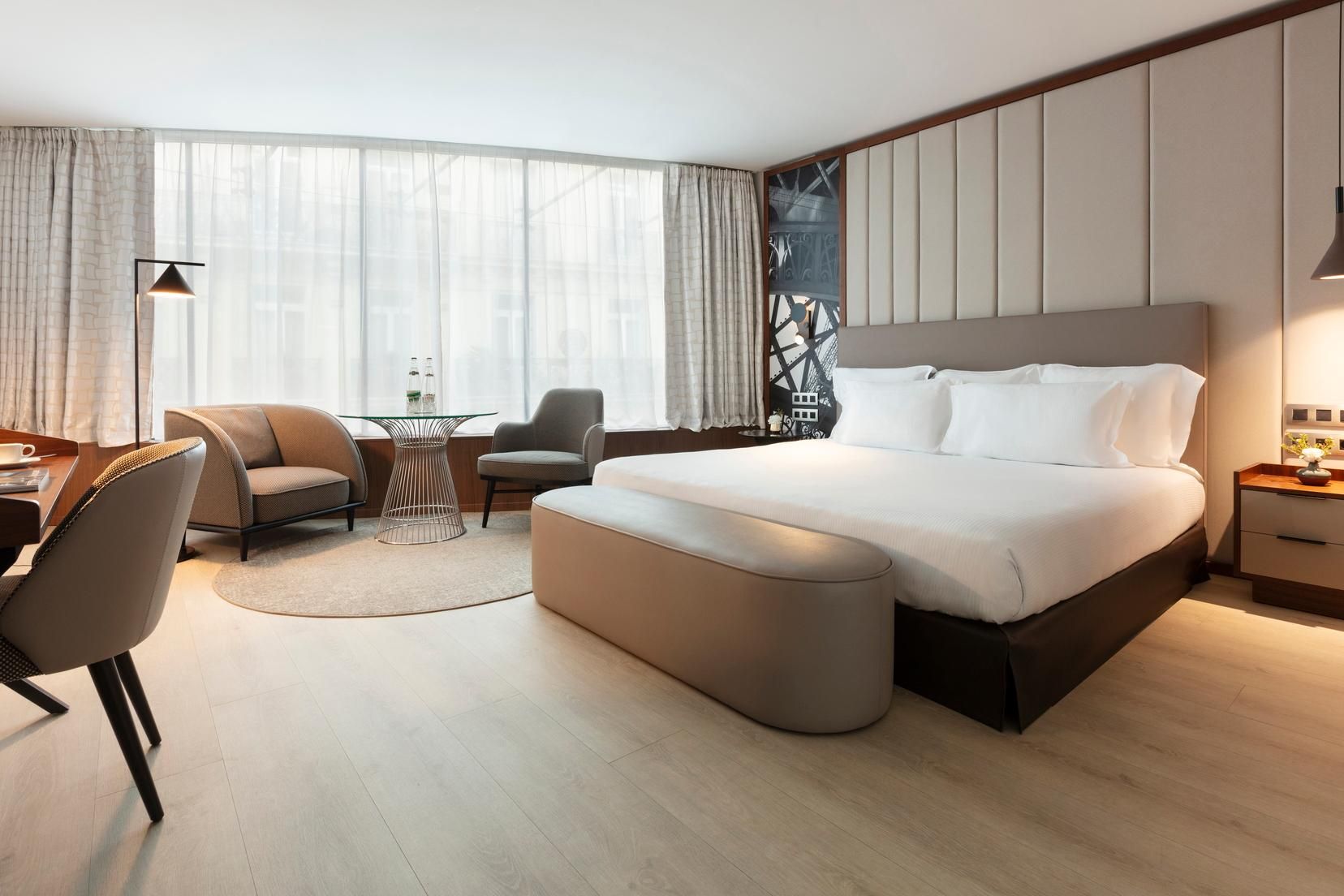 La Clef Tour Eiffel Paris by The Crest Collection Deluxe Room