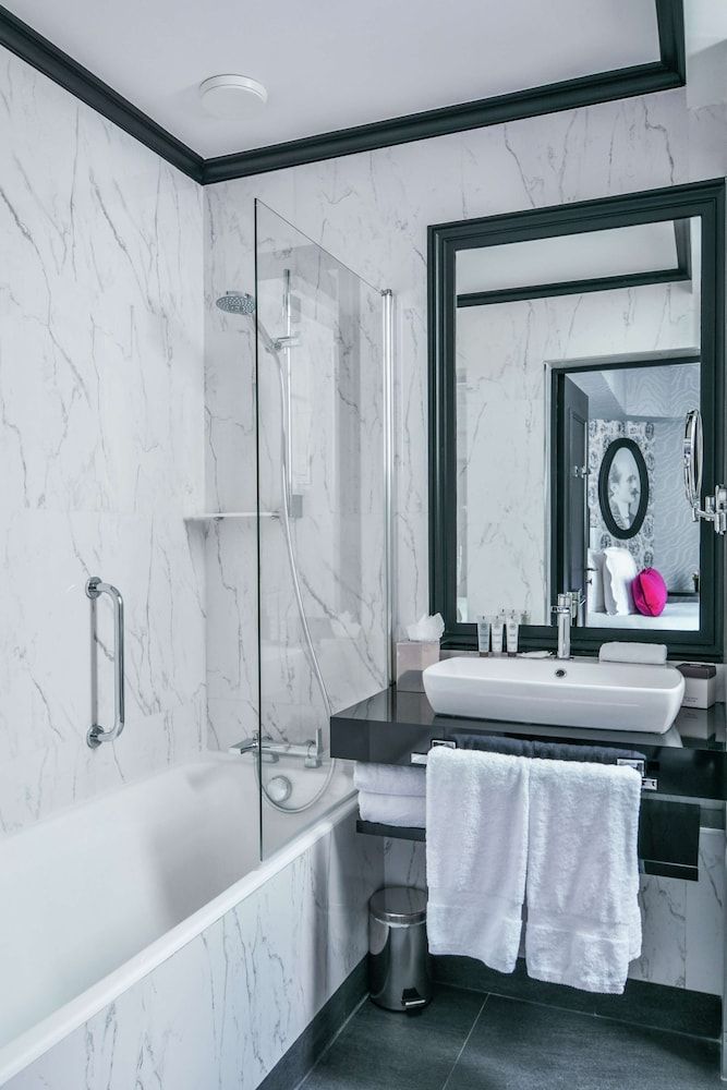 Maison Astor Paris, Curio Collection by Hilton Classic Room, 1 Double Bed 3