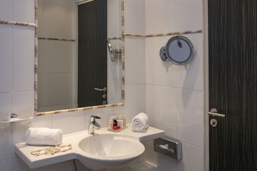 BW Premier Collection Mondial Superior Double Room, City View 9