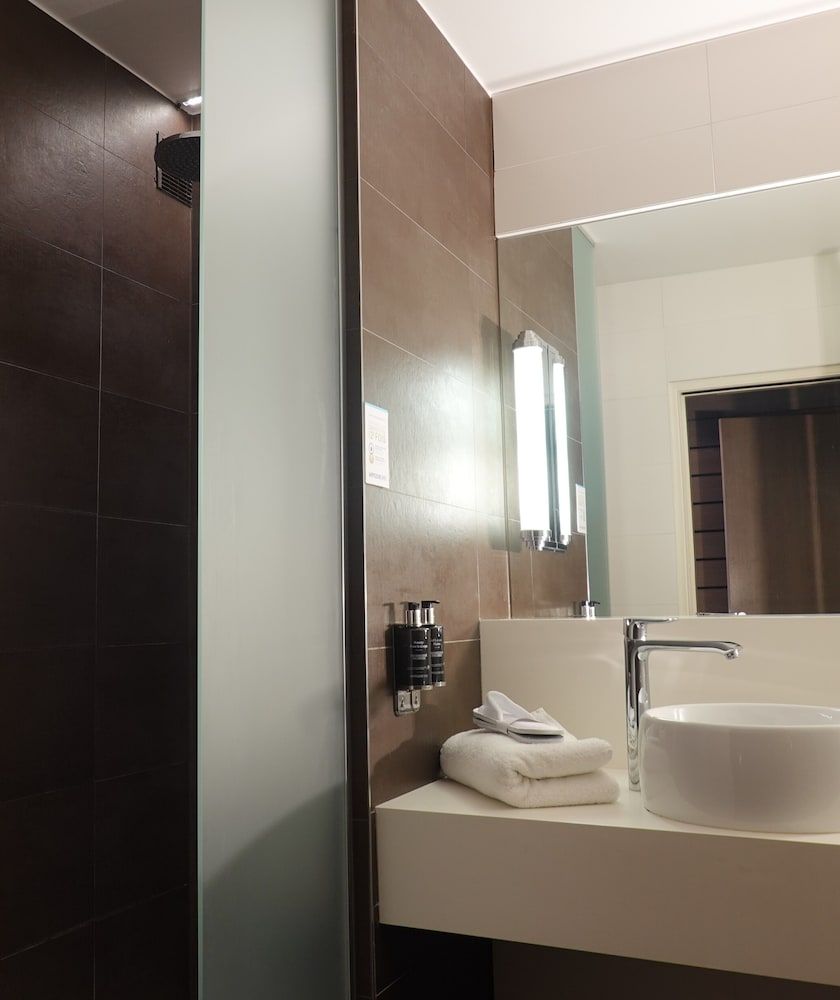 Hôtel Diana Restaurant & Spa by Happyculture Superior Room 5