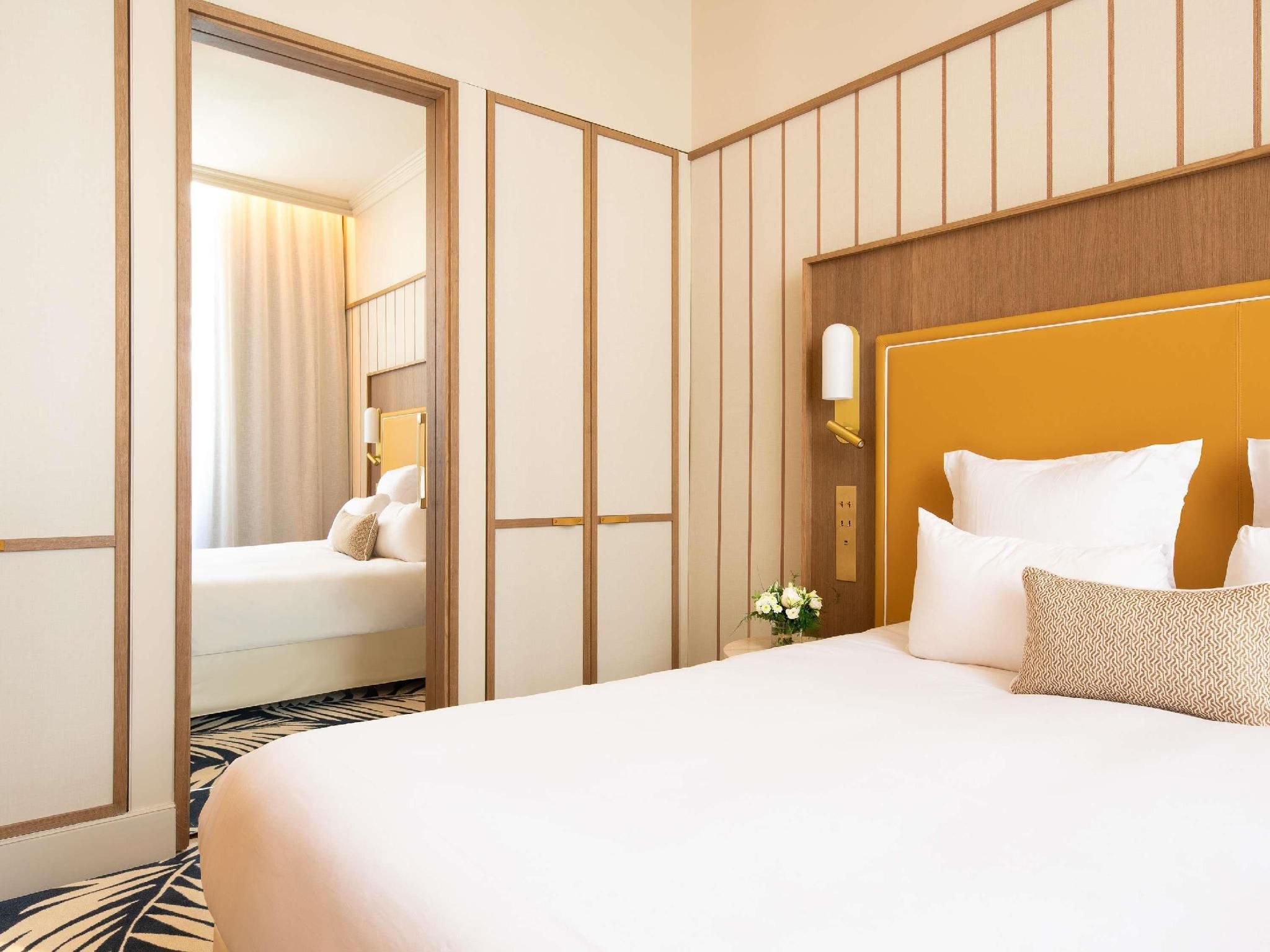 Superior Room, 1 Queen Size Bed, Side View of C anebière and Old Port
